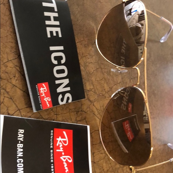Ray-Ban Accessories - RayBan -NWT - Large Gold Aviator Icons - RB3025